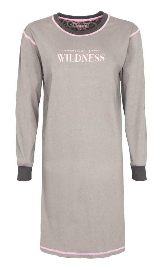 Lichtgrijs nachthemd met lange mouwen, roze bies en 'empower your WILDNESS' opdruk in roze letters