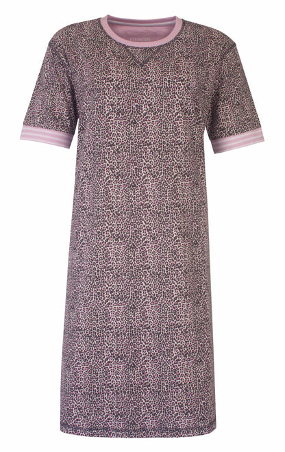 Lila nachthemd met luipaardprint, korte mouwen en roze accenten aan de hals en mouwen.