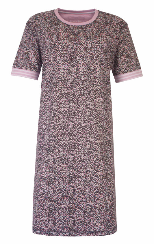Lila nachthemd met luipaardprint, korte mouwen en roze accenten aan de hals en mouwen.