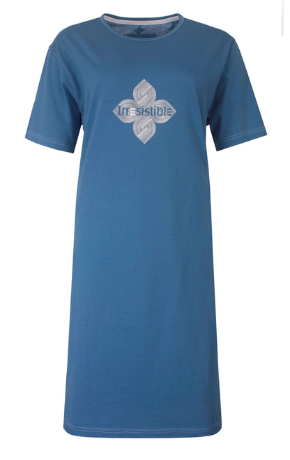 Oceaanblauw nachthemd met korte mouwen en een wit logoprint op de borst in een bloemvorm