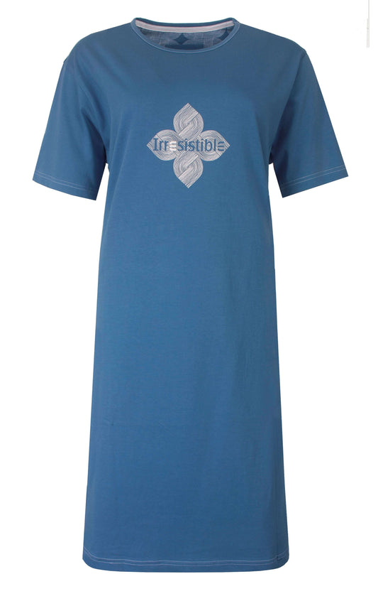 Oceaanblauw nachthemd met korte mouwen en een wit logoprint op de borst in een bloemvorm