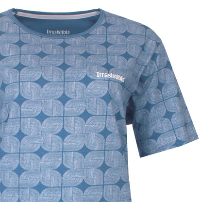 Blauw nachthemd met geometrisch patroon van gebogen lijnen en rechthoeken, merk Irresistible op de borst