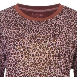 Roze nachthemd met lange mouwen en panterprint, met bruine halsboord en lichtroze 'Irresistible' tekst.