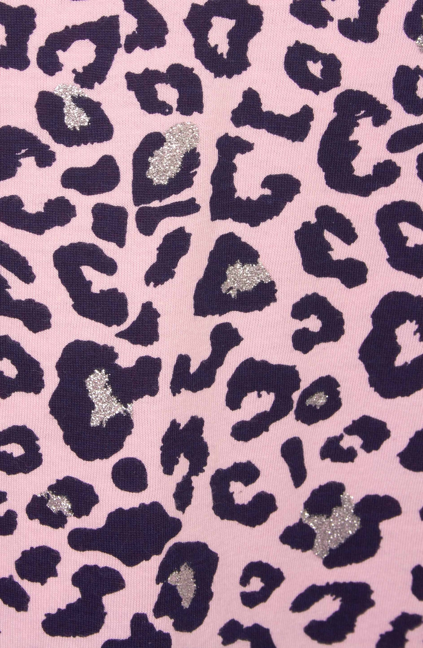 Roze nachthemd met zwarte panterprint en zilveren glitteraccenten op een gebreide katoenen stof.