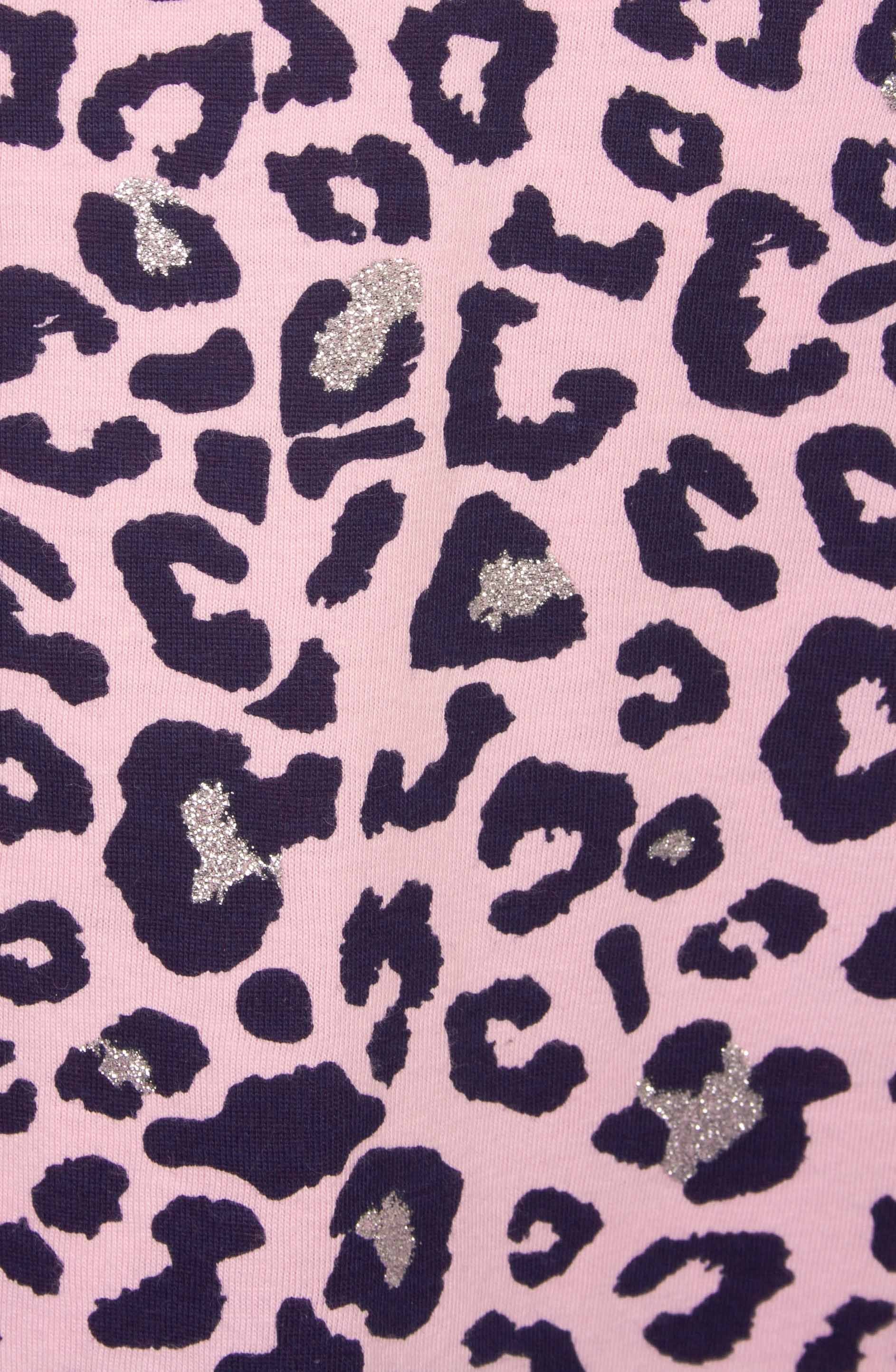 Roze nachthemd met zwarte panterprint en zilveren glitteraccenten op een gebreide katoenen stof.