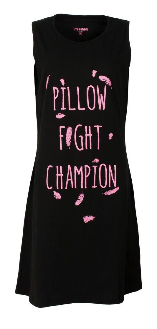 Zwart mouwloos nachthemd met roze opdruk 'Pillow Fight Champion' en veer decoraties, ronde hals