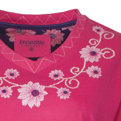 Roze nachthemd met witte bloemenprint en V-hals, merk Irresistible zichtbaar op label