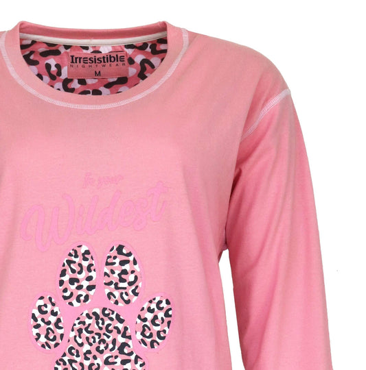 Roze nachthemd met lange mouwen, 'Forever wilder' tekst en luipaardprint pootafdruk op de voorkant