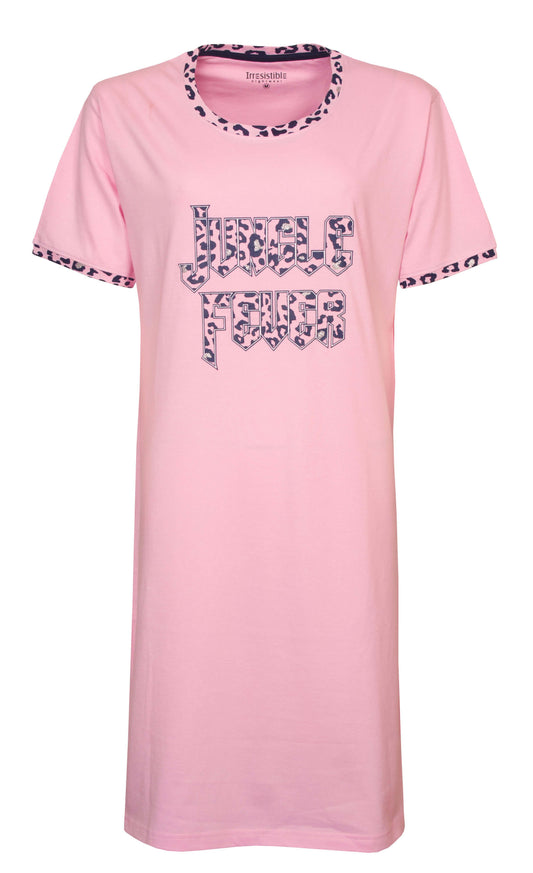 Roze nachthemd met 'Jungle Fever' opdruk in luipaardprint, ronde hals en korte mouwen met contrasterende rand
