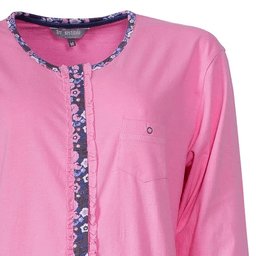 Roze nachthemd met lange mouwen, doorknoop model, gebloemde hals en borstzakje met knoopje.