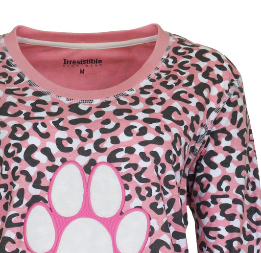 Roze nachthemd met luipaardprint en een grote witte pootafdruk op de voorkant, gemaakt van katoen.