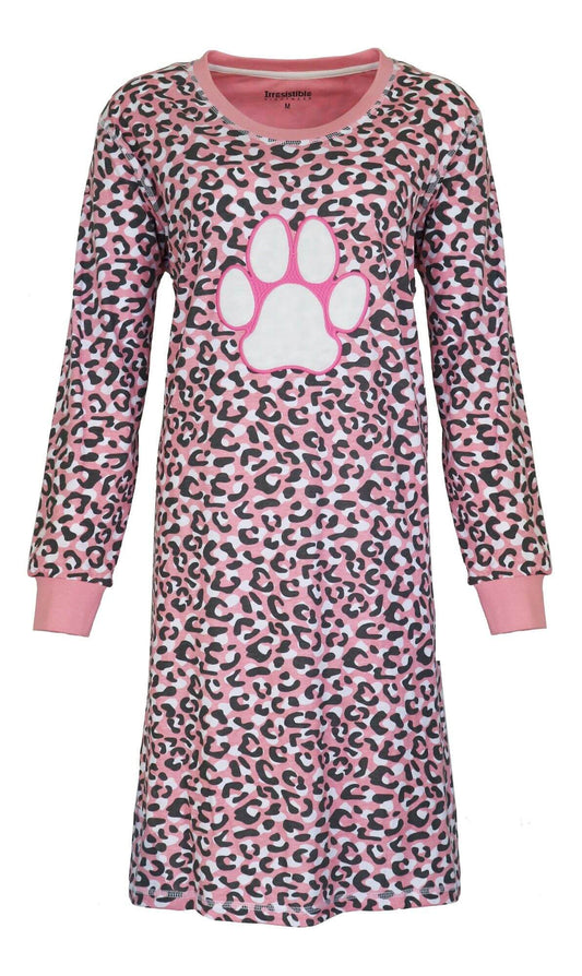 Roze nachthemd met luipaardprint en witte pootafdruk, lange mouwen, gemaakt van 100% katoen.