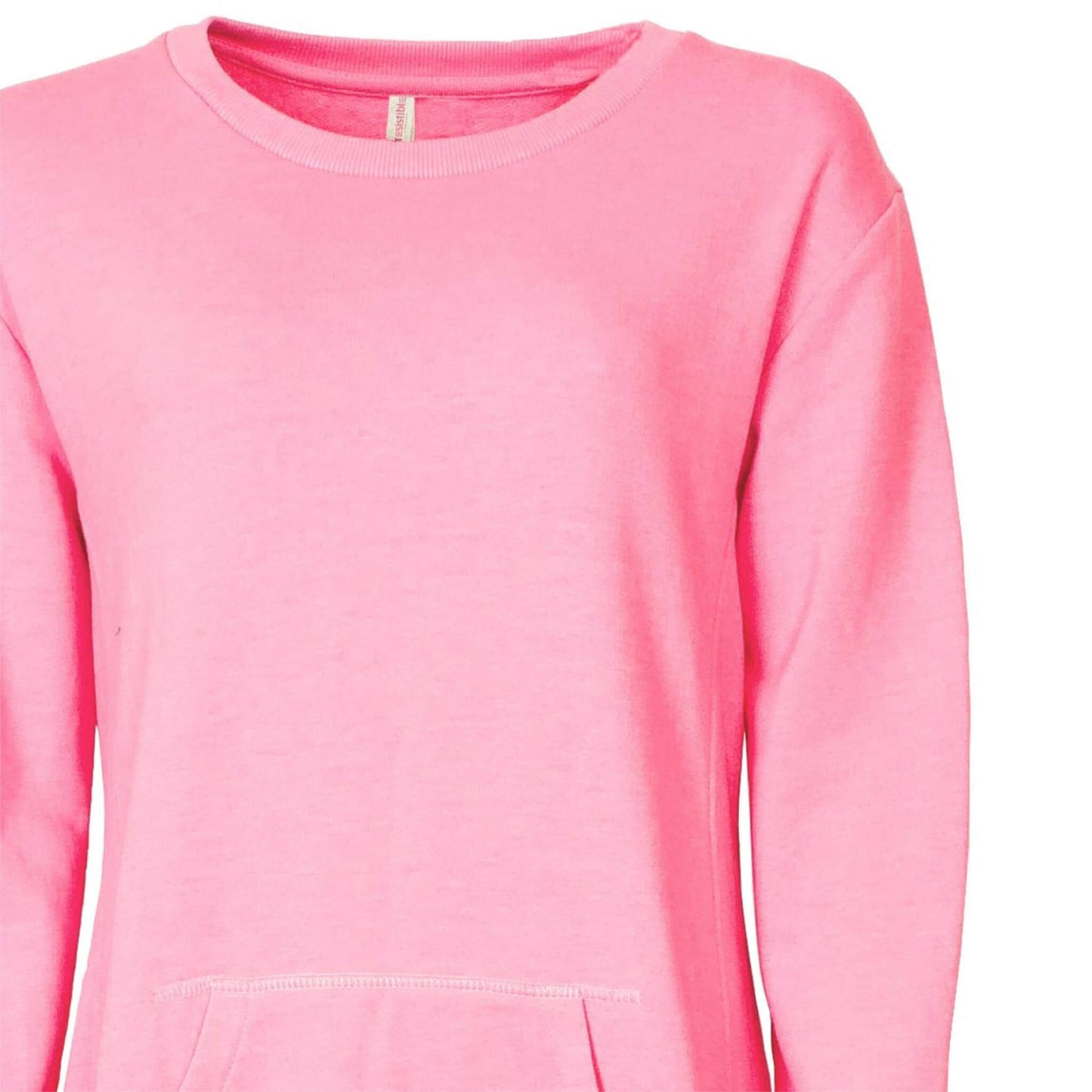 Roze nachthemd met lange mouwen, ronde hals en een kangoeroe zak aan de voorkant, gemaakt van zacht materiaal.