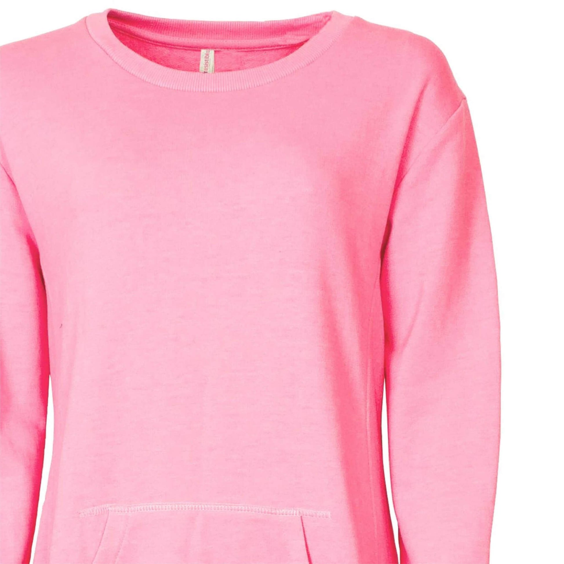 Roze nachthemd met lange mouwen, ronde hals en een kangoeroe zak aan de voorkant, gemaakt van zacht materiaal.