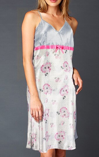 Zilveren en witte satijnen nachthemd met roze bloemenprint en strik onder de buste, spaghettibandjes en V-hals.