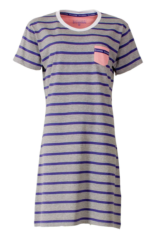 Grijs nachthemd met blauwe strepen, korte mouwen, roze borstzakje en witte halsboord. Merk Irresistible zichtbaar.