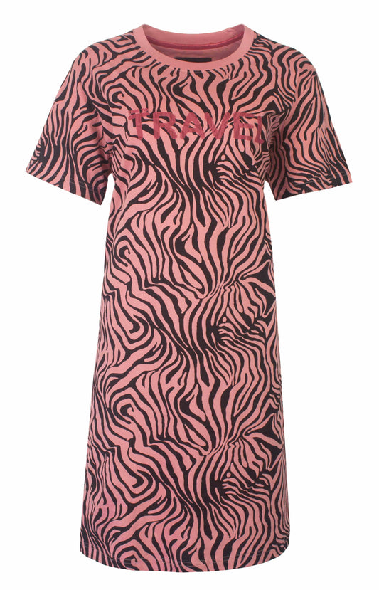 Roze nachthemd met zwarte zebraprint, korte mouwen en 'IRRESISTIBLE' opdruk op de borst.