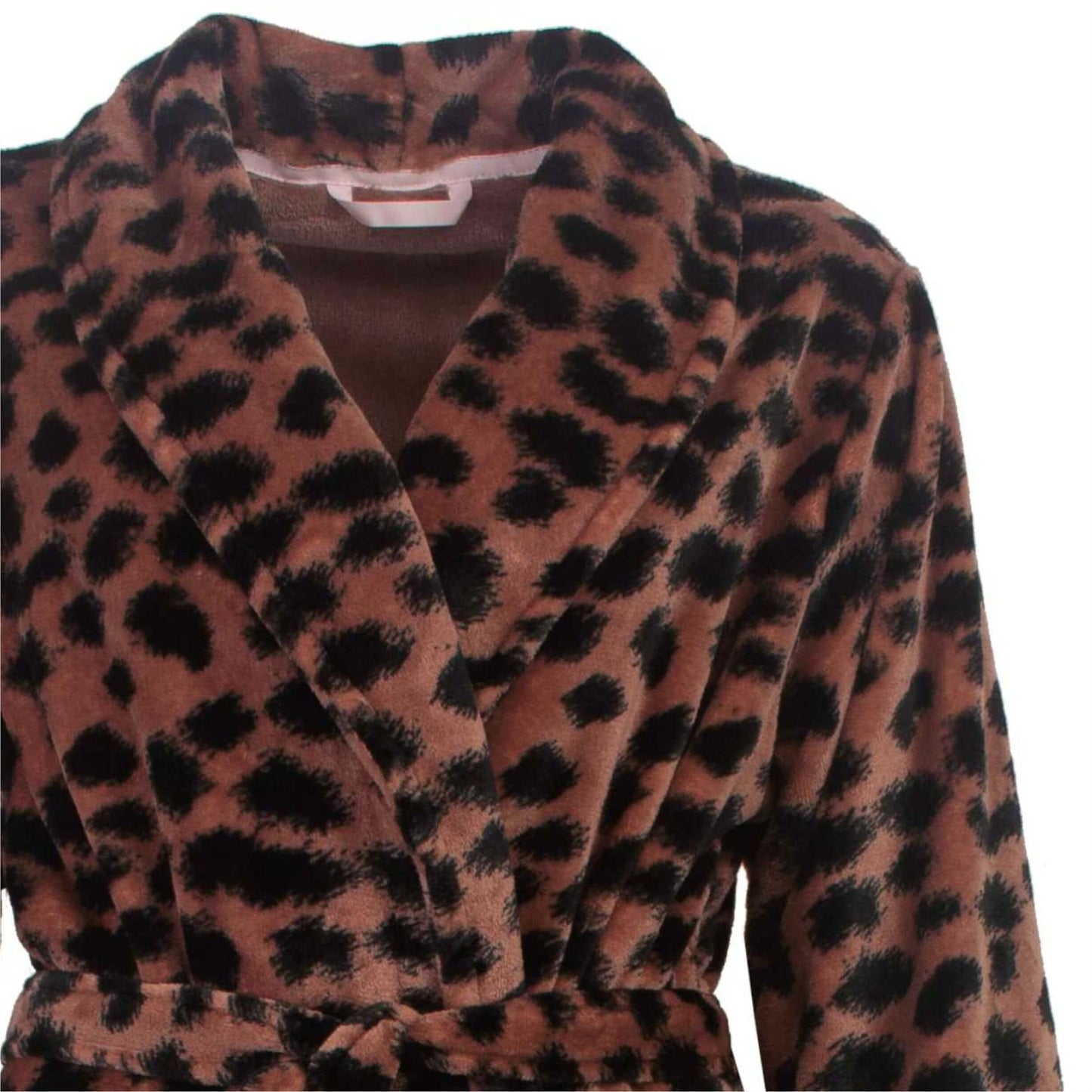 Dames ochtendjas in fleece met bronzen bruine luipaardprint, overslagmodel met kraag en ceintuur.