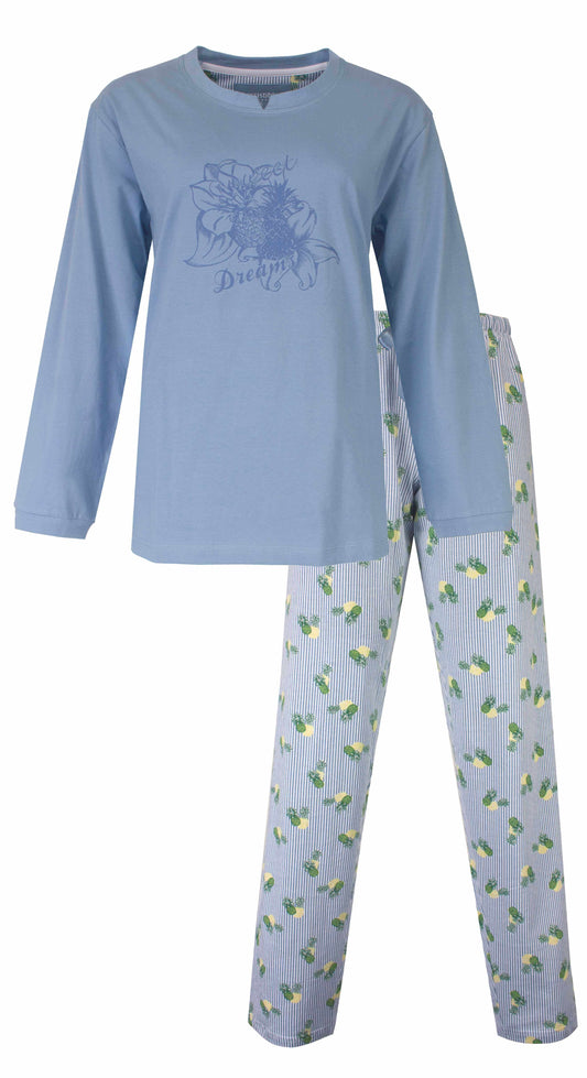 Blauwe dames pyjama met lange mouwen en 'Sweet Dreams' print, broek met ananas patroon op gestreepte achtergrond.
