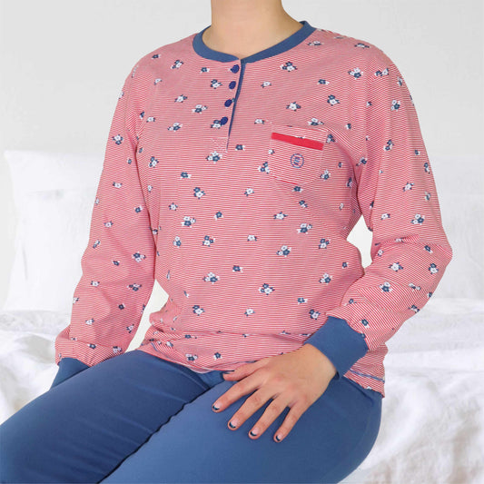 Roze gestreepte pyjama top met blauwe bloemetjes en blauwe boorden, gedragen met blauwe broek