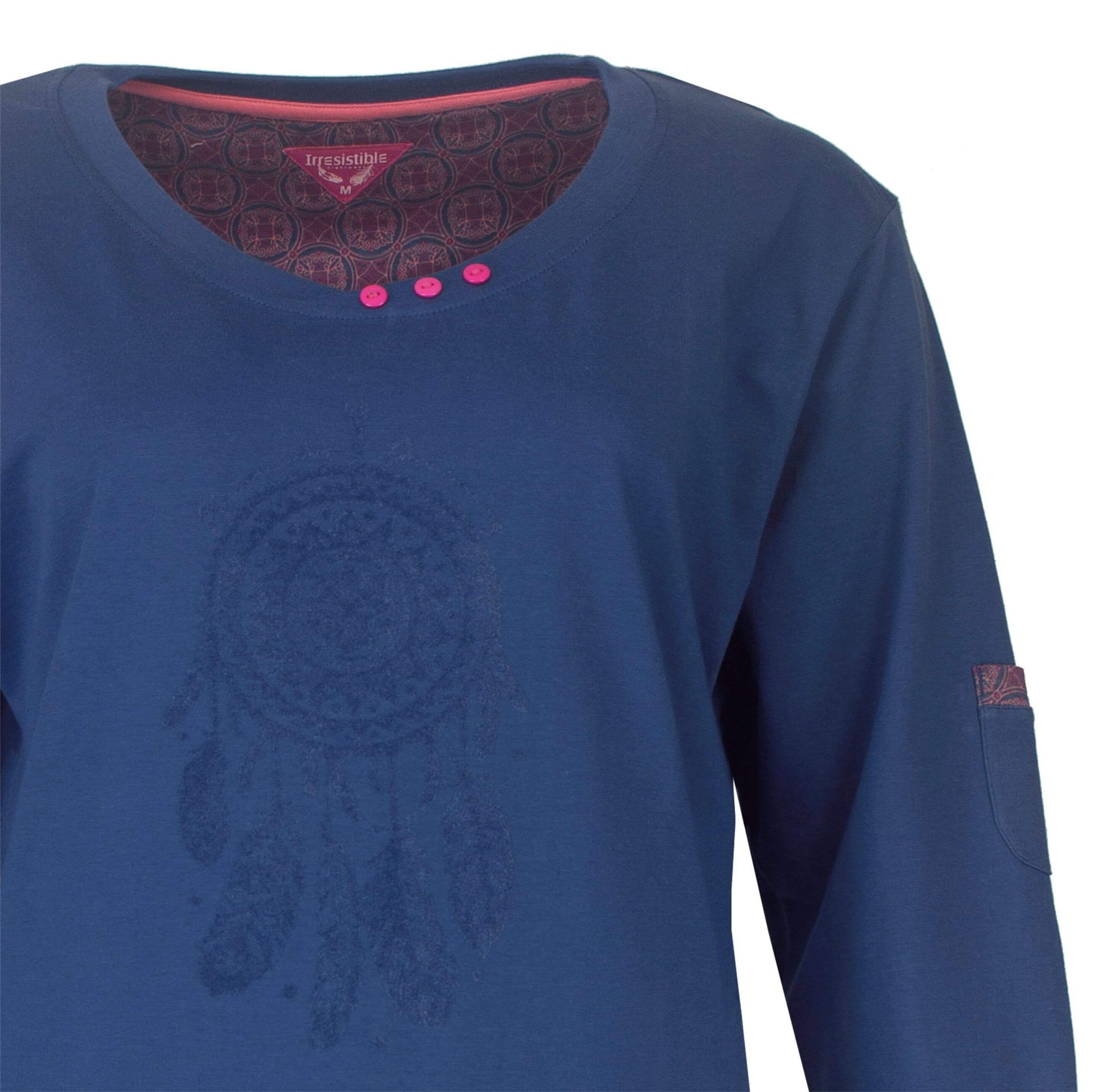 Blauwe dames pyjama top met lange mouwen, ronde hals, roze knoopjes en flockprint op de borst. Zakje op mouw.