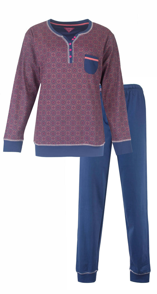 Blauwe dames pyjama met patroon op bovenstuk, polo-sluiting, lange mouwen en effen broek.
