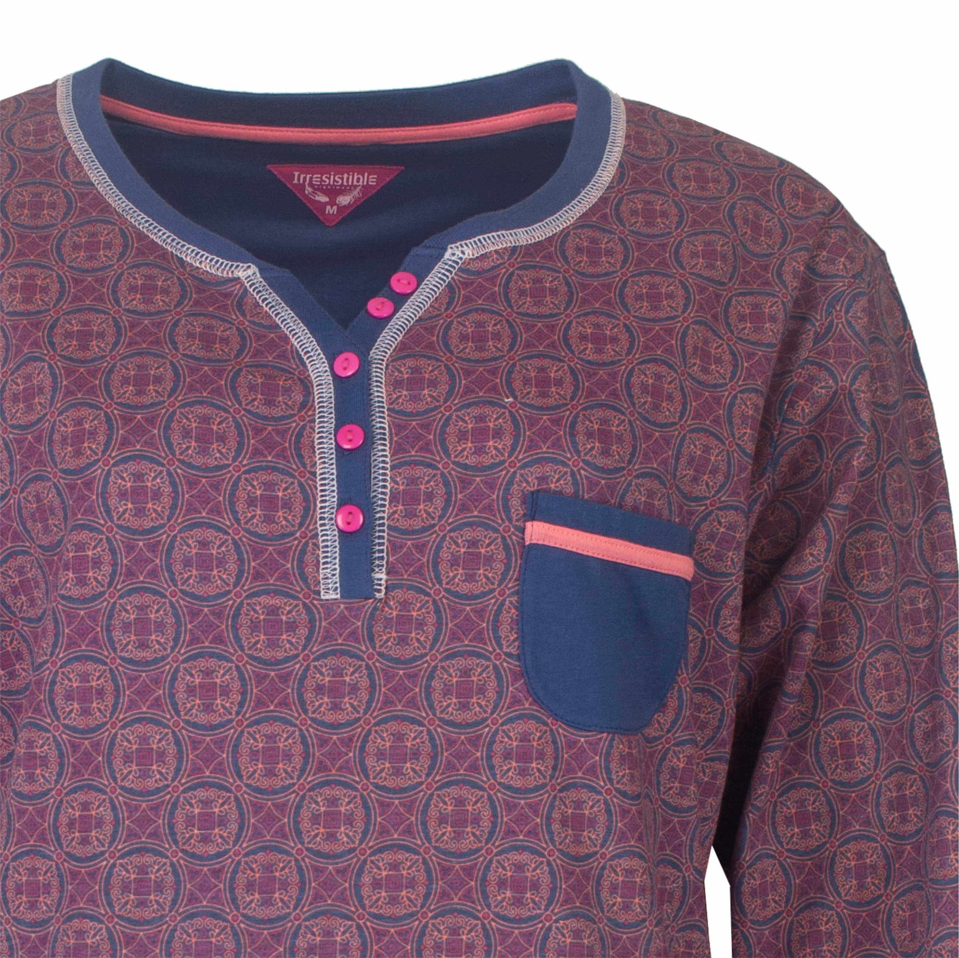 Blauwe dames pyjama top met ronde geometrische print, roze knoopjes, en navy borstzakje met roze accent.