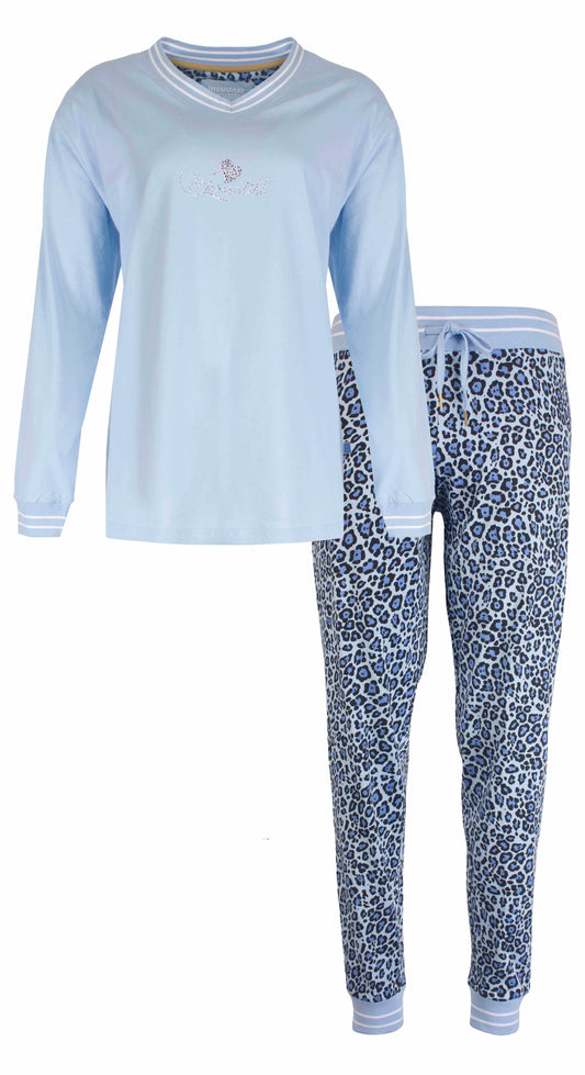 Lichtblauwe dames pyjama set met lange mouwen en broek met blauwe panterprint, gemaakt van 100% gekamde katoen