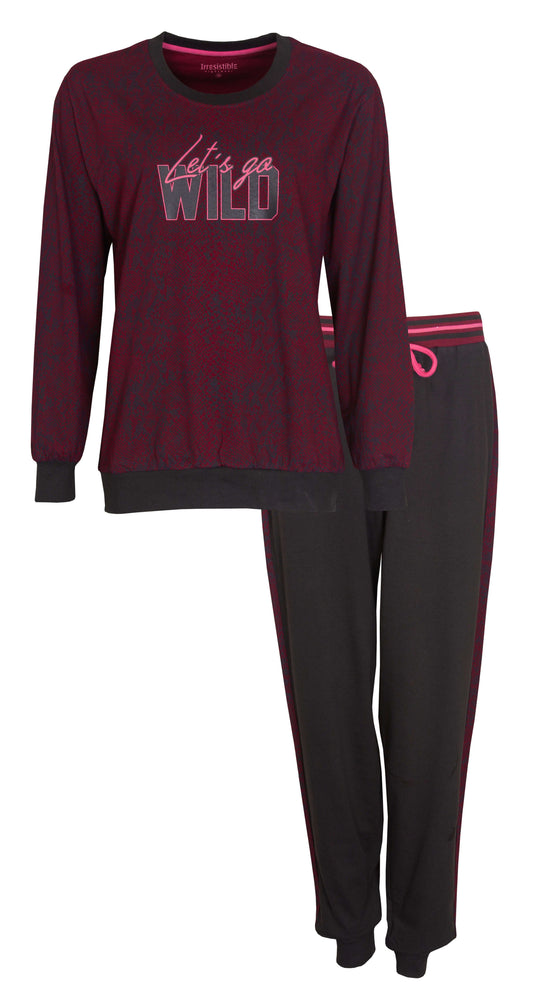 Bordeaux rode pyjama set met 'Let's go WILD' print opdruk op het shirt en zwarte broek met rode strepen