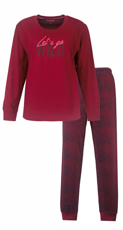 Bordeaux rode pyjama set met lange mouwen en 'Let's go wild' tekst op de top, broek met slangenprint patroon