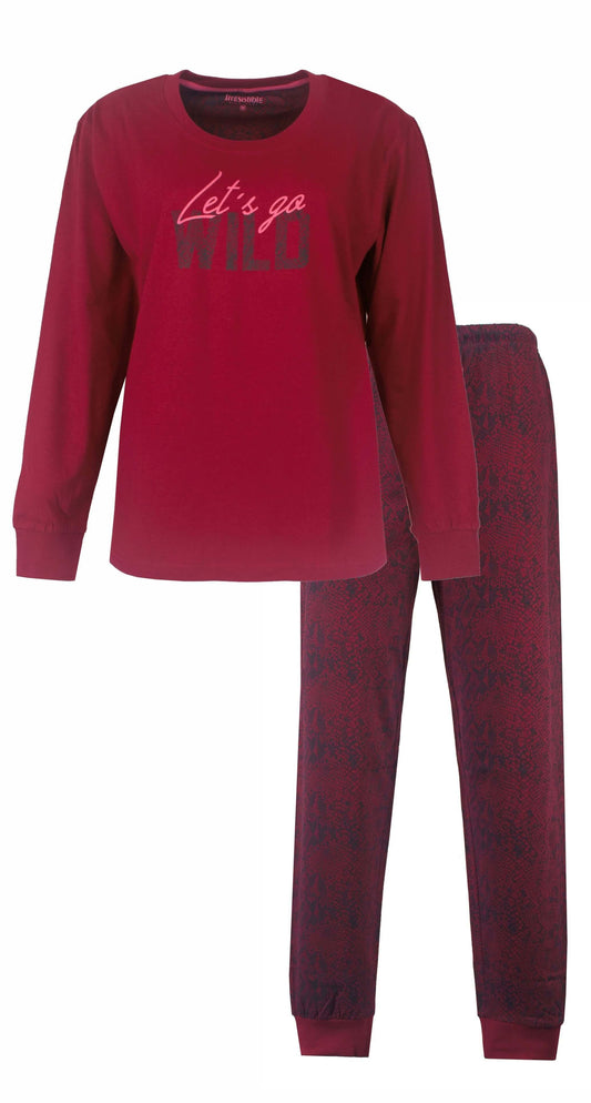 Bordeaux rode pyjama set met lange mouwen en 'Let's go wild' tekst op de top, broek met slangenprint patroon