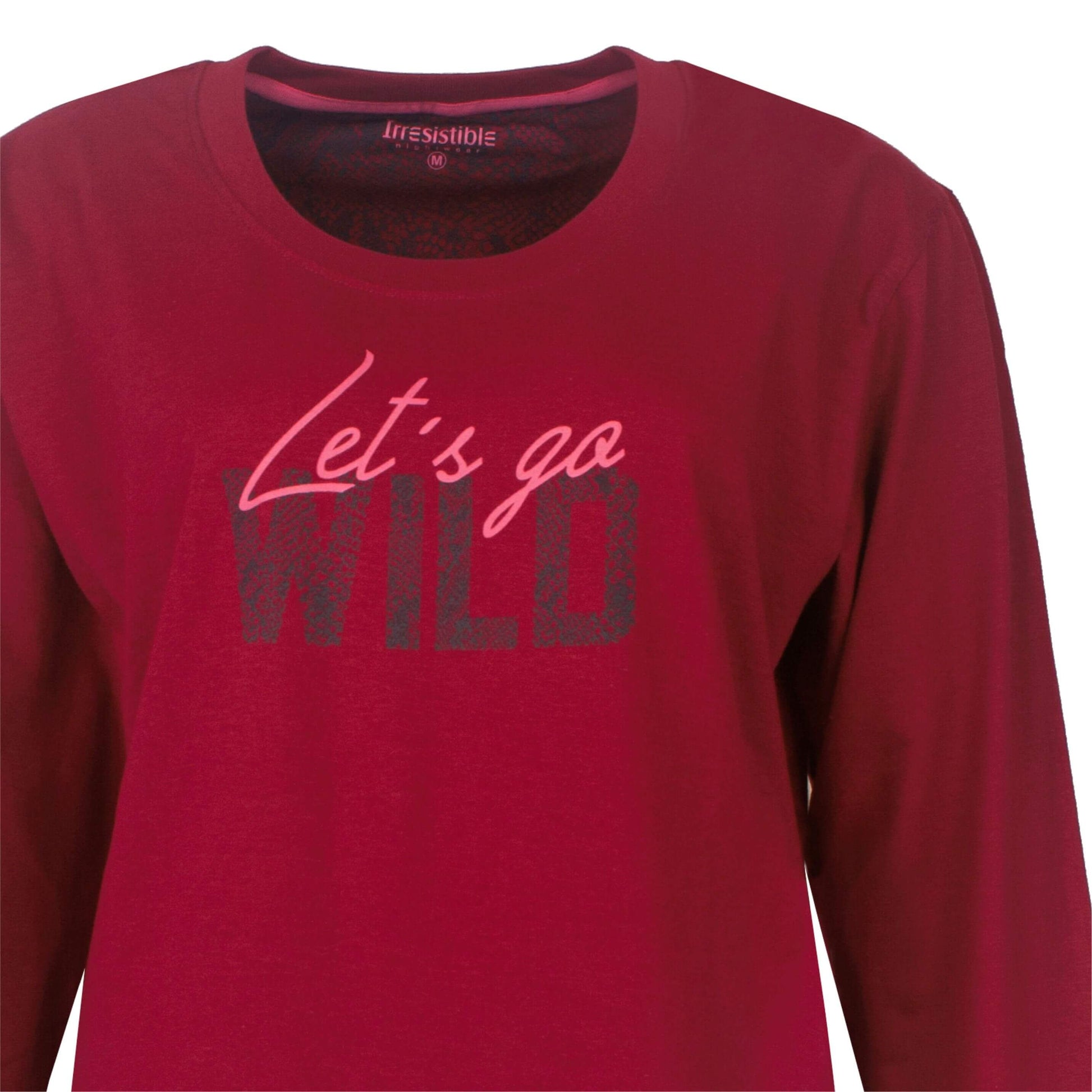 Bordeaux rode pyjama top met lange mouwen en ronde hals, met 'Let's go wild' tekst opdruk op de borst.