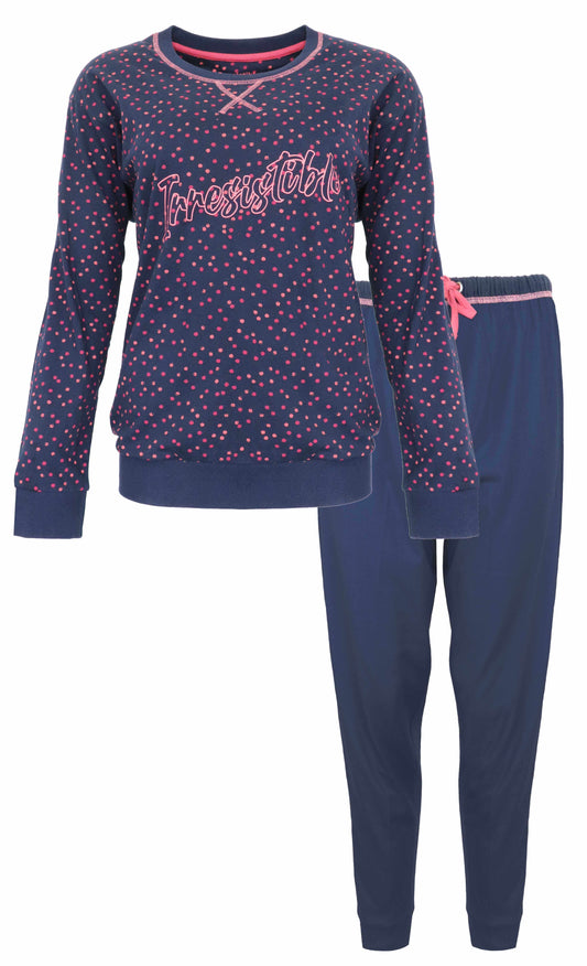 Donkerblauwe dames pyjama met roze stippen en 'Irresistible' opdruk, lange mouwen en bijpassende broek