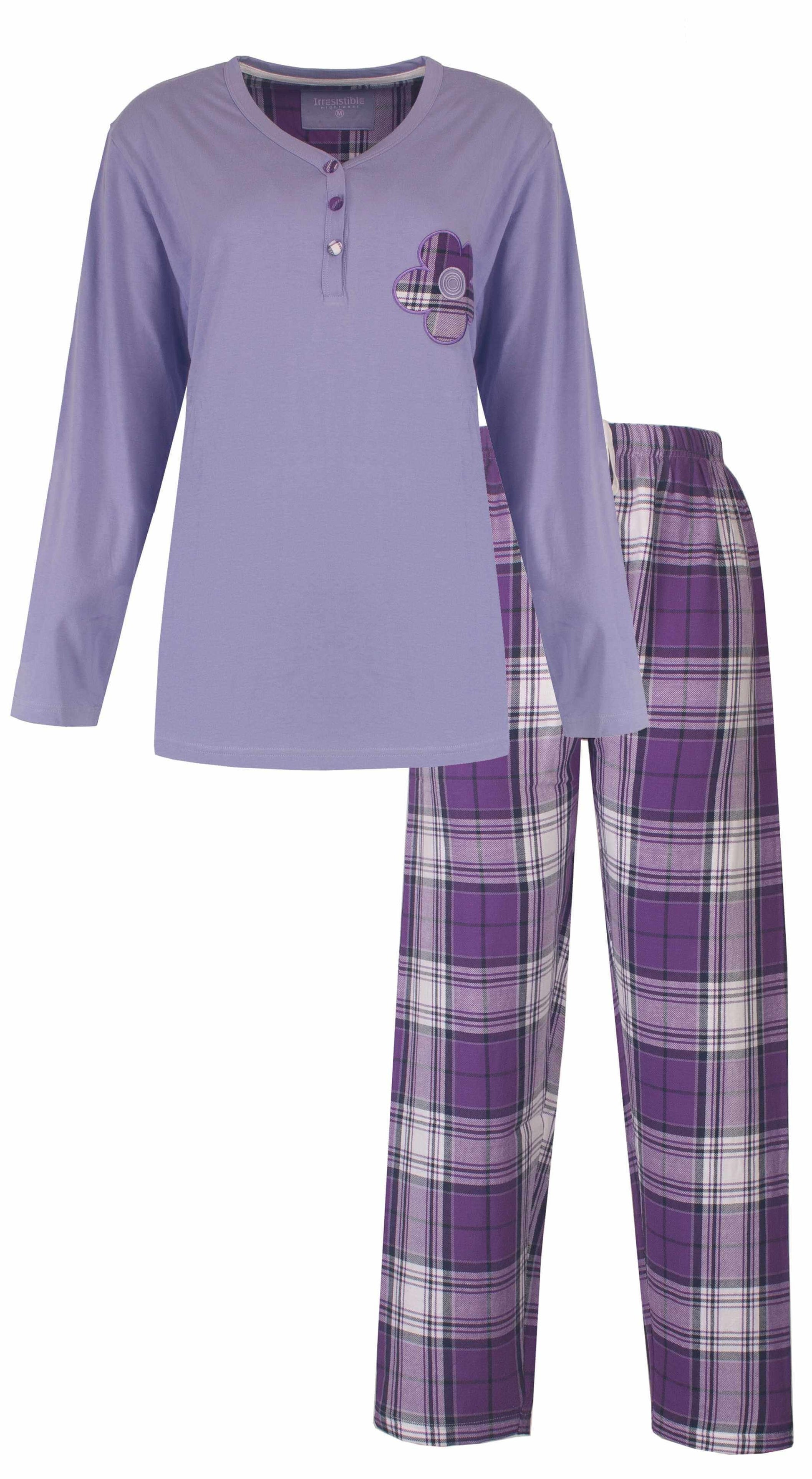 Lila katoenen pyjama set met lange mouwen en geruite broek. Shirt met knoopsluiting en bloemmotief op de borst.