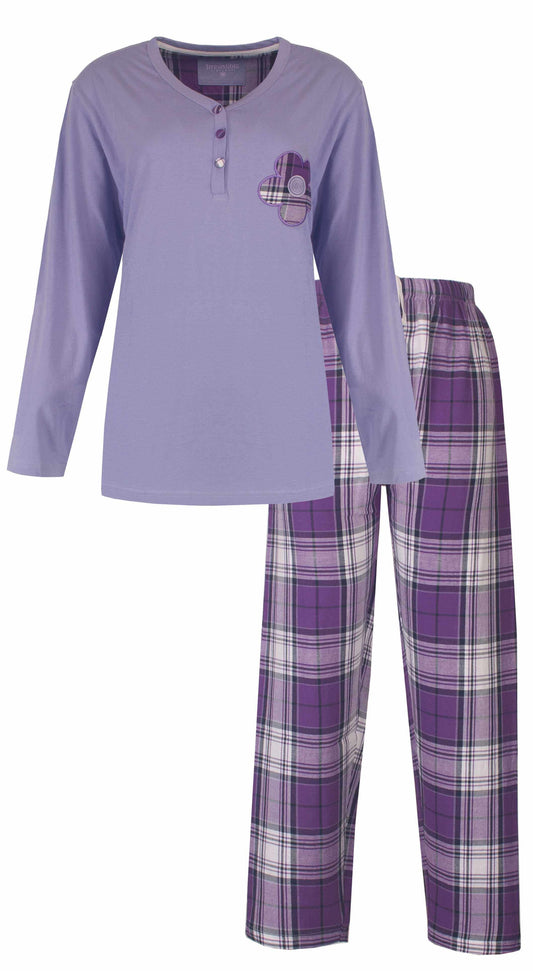 Lila katoenen pyjama set met lange mouwen en geruite broek. Shirt met knoopsluiting en bloemmotief op de borst.