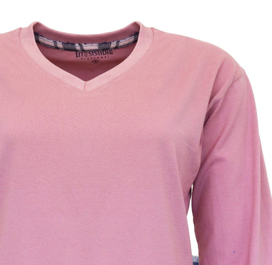 Roze V-hals pyjama top gemaakt van katoen, met het merk 'Irresistible' zichtbaar op de binnenkant van de hals.