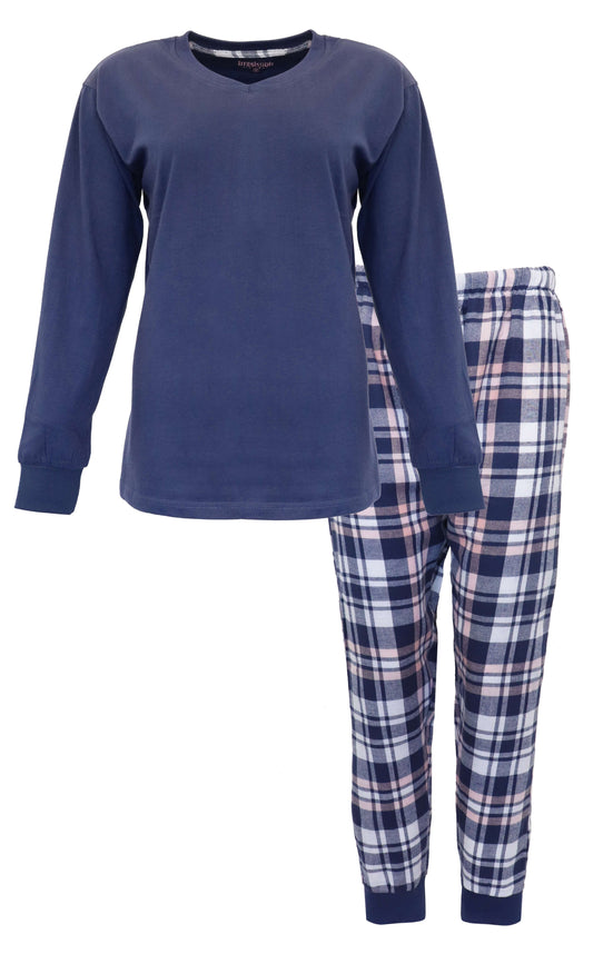 Marineblauwe pyjama set met lange mouwen jersey top en geruite flanel broek in blauw, wit en roze tinten.