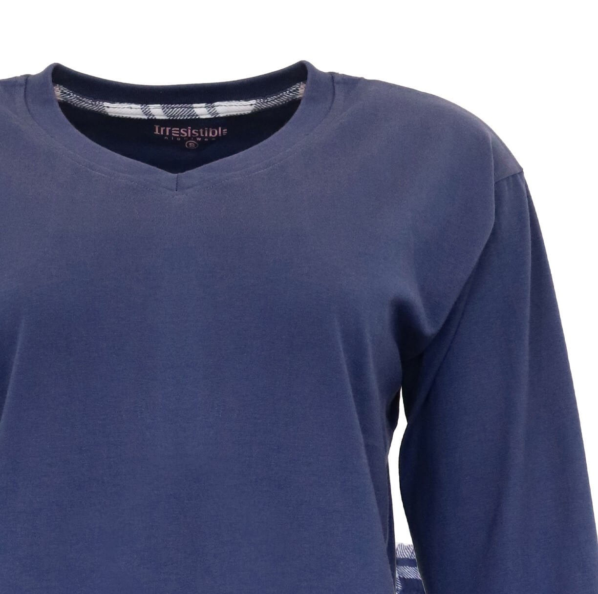 Marineblauwe jersey top van een damespyjama met V-hals, lange mouwen en flanel voering zichtbaar bij de hals.