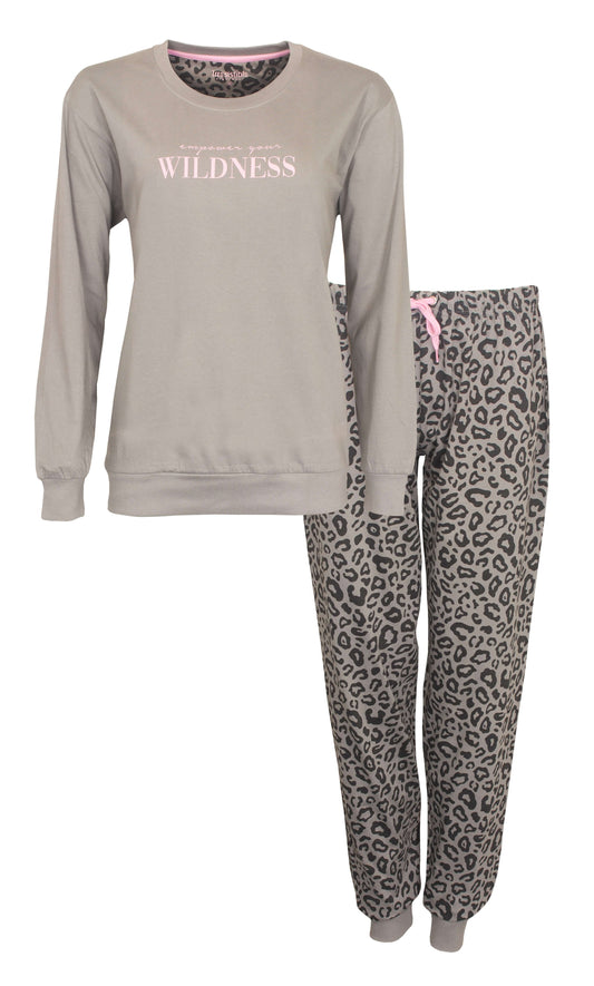 Grijze pyjama set met 'Empower your wildness' tekst op shirt en luipaardprint broek met roze details