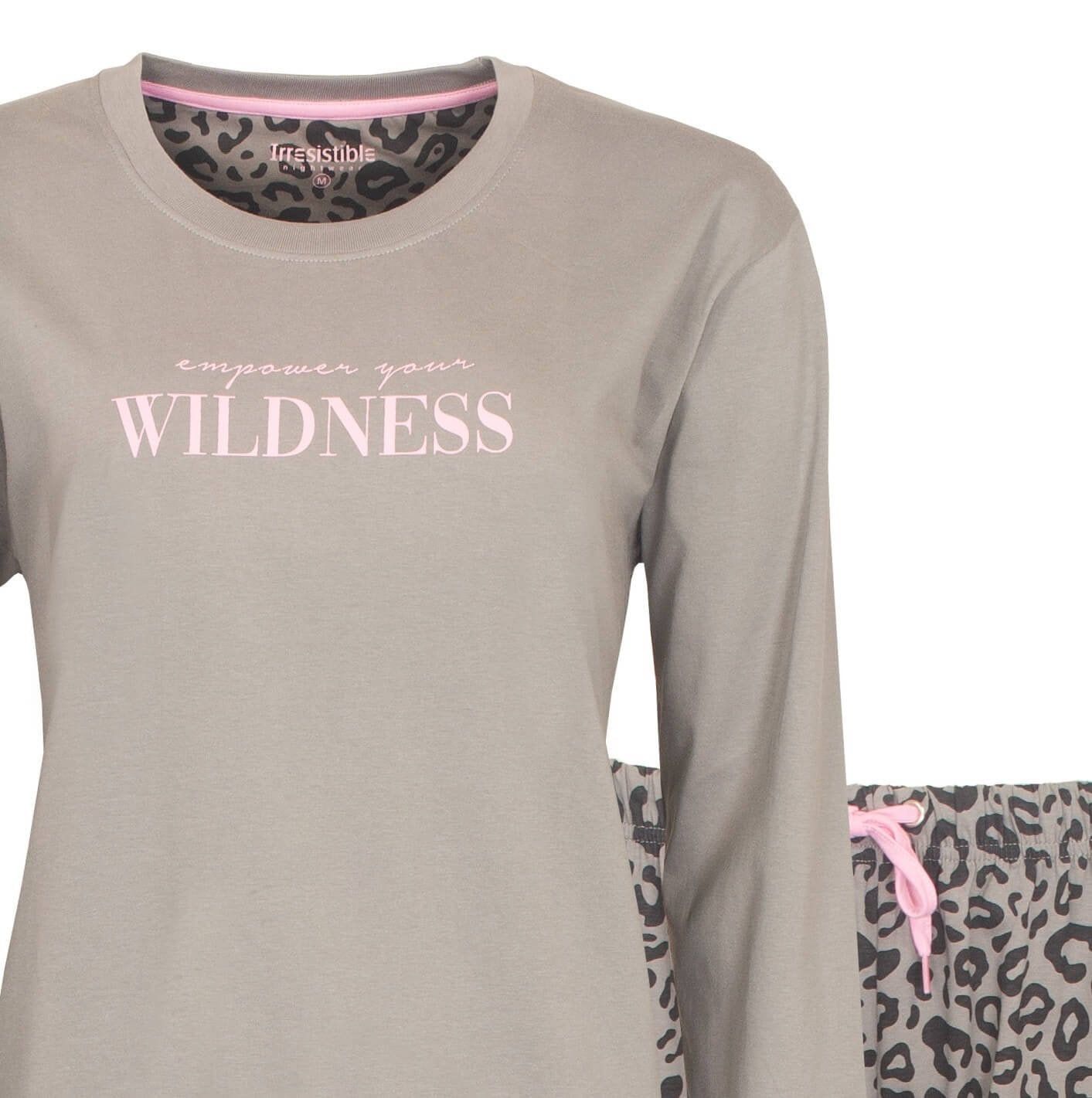 Grijsbruine pyjama top met 'empower your wildness' tekst en luipaardprint broek met roze details