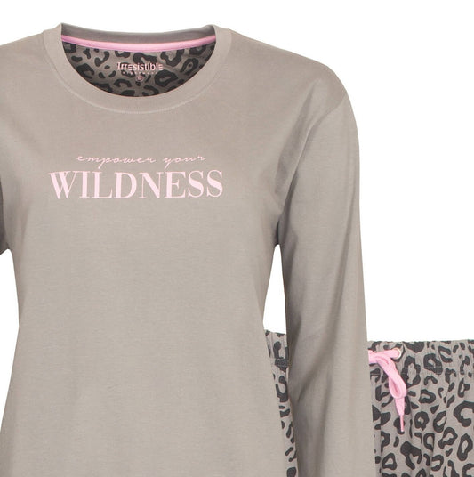 Grijsbruine pyjama top met 'empower your wildness' tekst en luipaardprint broek met roze details