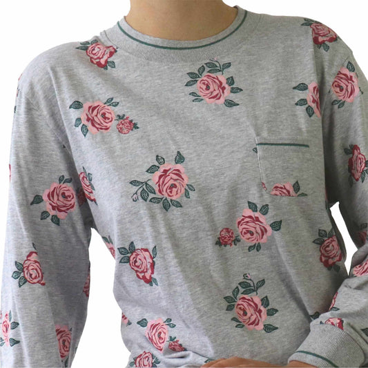 Grijze pyjama met roze rozenprint, lange mouwen en ronde hals. Gemaakt van 100% katoen.