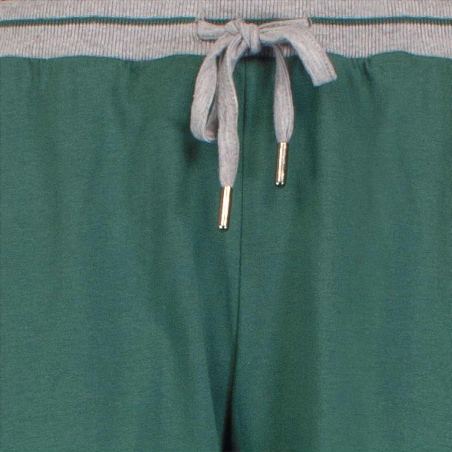 Groene pyjama met grijze koordjes en gouden uiteinden, gemaakt van 100% katoen, close-up van de bovenkant.