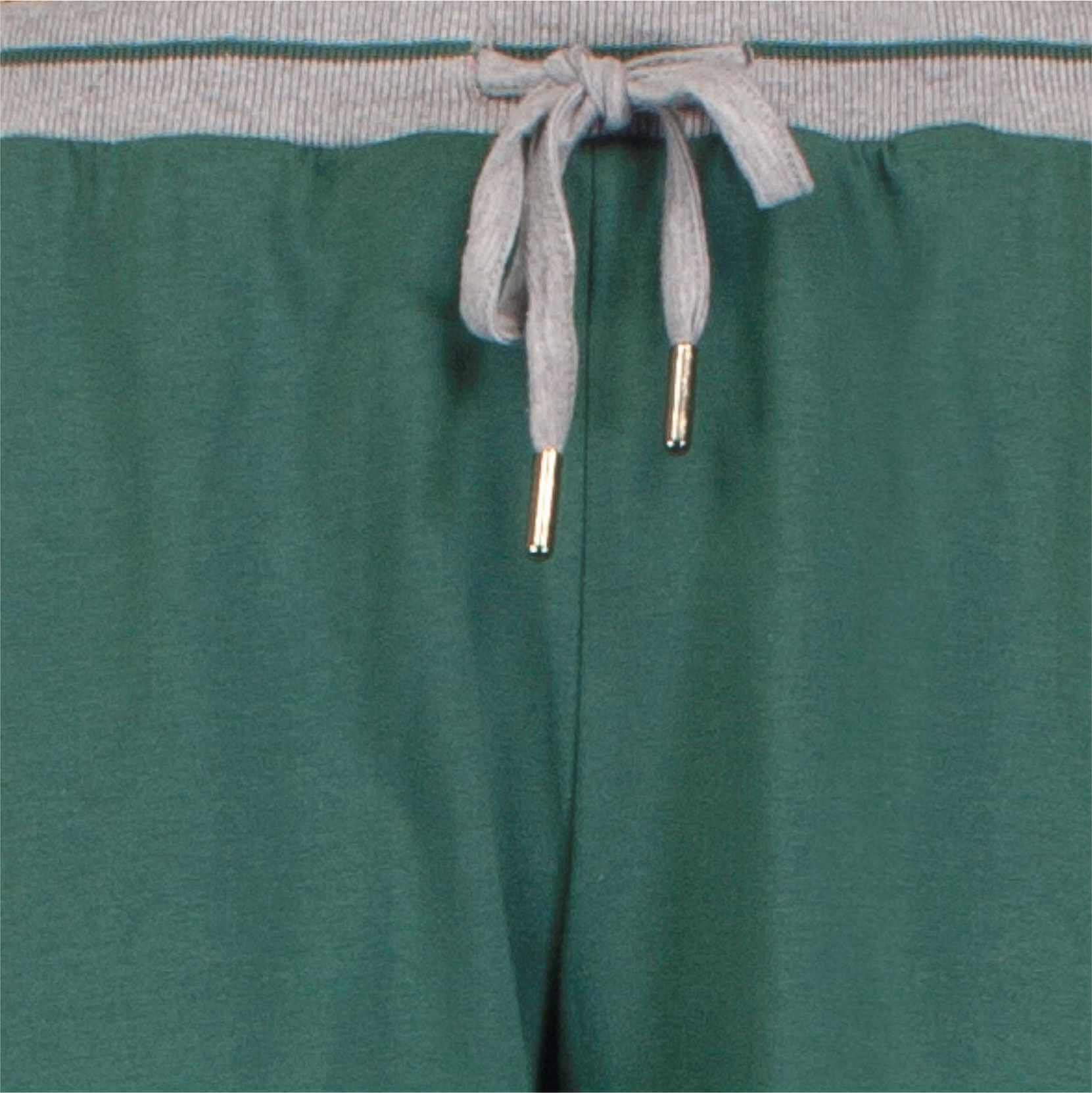 Groene pyjama met grijze koordjes en gouden uiteinden, gemaakt van 100% katoen, close-up van de bovenkant.