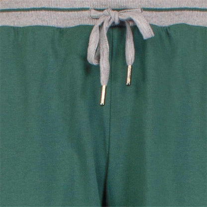 Groene pyjama met grijze koordjes en gouden uiteinden, gemaakt van 100% katoen, close-up van de bovenkant.
