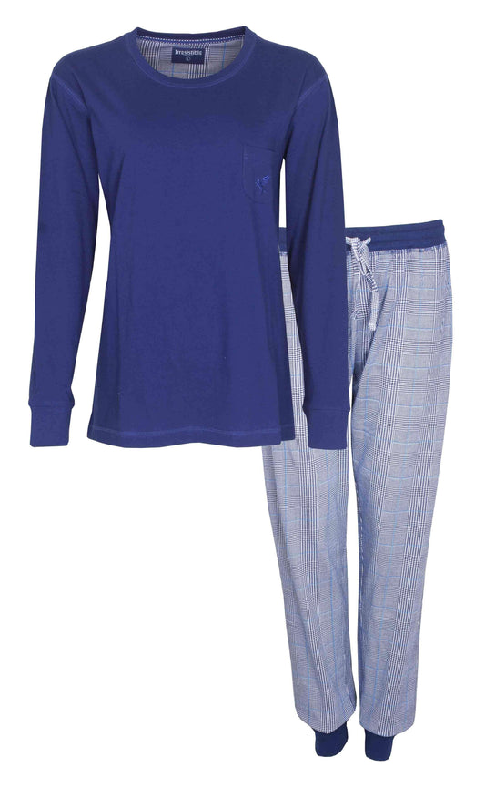 Blauwe katoenen dames pyjama met lange mouwen en geruite broek. Top met borstzakje en logo.