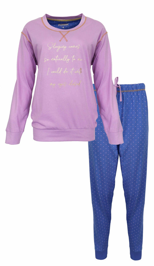 Licht paarse katoenen pyjama met tekst op shirt en blauwe broek met stippen. Comfortabel ontwerp voor dames.