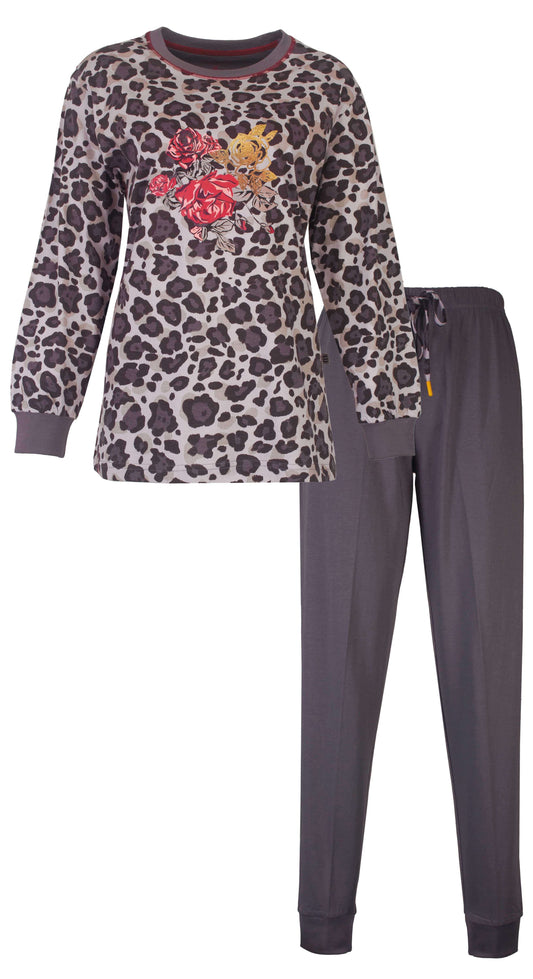 Grijze dames pyjama met panterprint en lange mouwen, versierd met rode en gele bloemen op de borst.