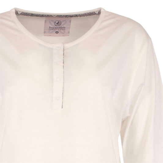 Witte katoenen pyjama top met lange mouwen en polo sluiting. Ronde hals met knoopjes. Merk Irresistible zichtbaar op label.