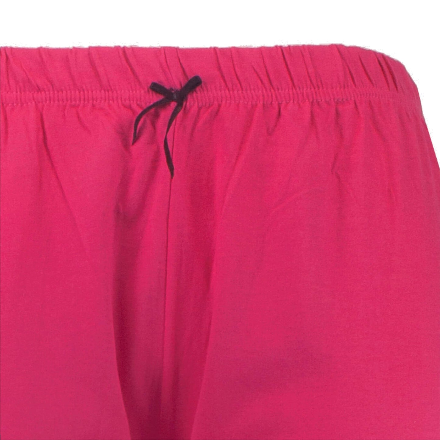 Close-up van een felroze pyjamabroek met elastische tailleband en zwart aantrekkoord, gemaakt van zacht katoen.